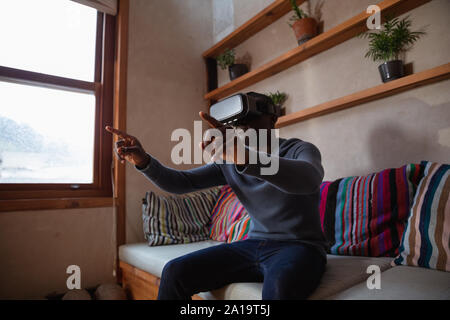Giovane uomo in VR auricolare Foto Stock