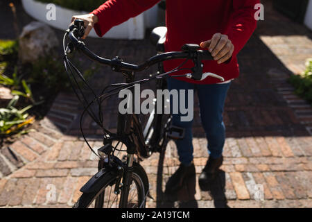 Donna senior con bike Foto Stock