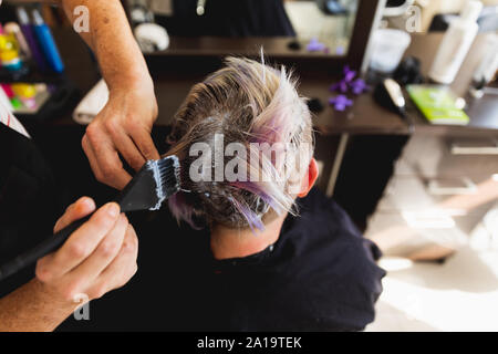 Parrucchiere maschio e femmina in client parrucchiere Foto Stock