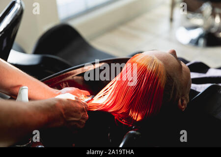 Parrucchiere maschio e femmina in client parrucchiere Foto Stock