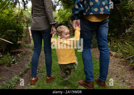 I genitori godersi il tempo con il loro bambino Foto Stock