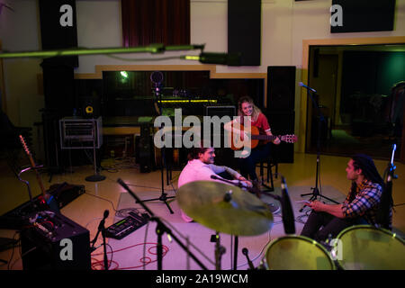 La scrittura di banda in un sound studio Foto Stock