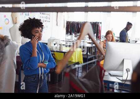 I giovani studenti di lavorare su progetti a un collegio di moda Foto Stock