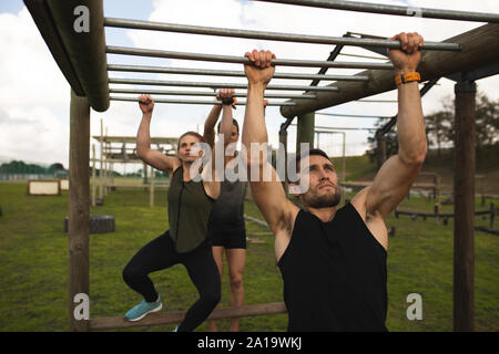 I giovani adulti la formazione a una palestra a cielo aperto bootcamp Foto Stock