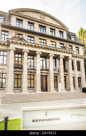 Frankfurt am Main office di berenberg bank, vista esterna con la targhetta di fabbrica aziendale Foto Stock