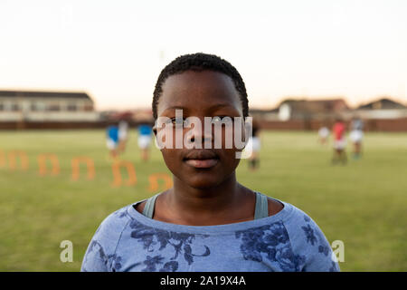Ritratto di giovane femmina adulta del giocatore di rugby su un passo di rugby Foto Stock