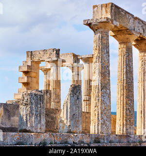 Le colonne del tempio di Aphaea in Aegina Island, Isole Saroniche, Grecia Foto Stock