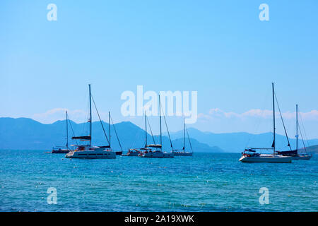 Barche a vela in mare nei pressi di Aegina Island in estate a mezzogiorno, Isole Saroniche, Grecia Foto Stock