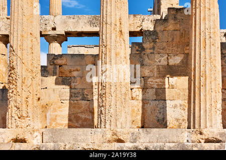 Colonne di antico tempio di Aphaea in Aegina Island, Grecia Foto Stock