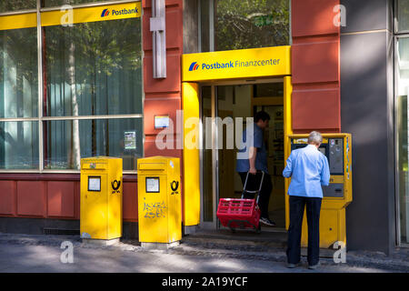 Postbank ramo su strada Kaiser-Wilhelm-Ring, Colonia, Germania. Postbank Filiale am Kaiser-Wilhelm-Ring, Koeln, Deutschland. Foto Stock