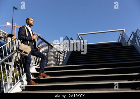 Giovani professionisti uomo prendendo una pausa per il suo modo di lavorare Foto Stock