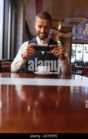 Giovani professionisti uomo in un cafe Foto Stock