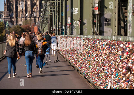 Lucchetti sul recinto del Sentiero degli Hohenzollern ponte ferroviario, la cattedrale di Colonia, Germania. Vorhaengeschloesser als Liebesschloesser am Zaun e Foto Stock