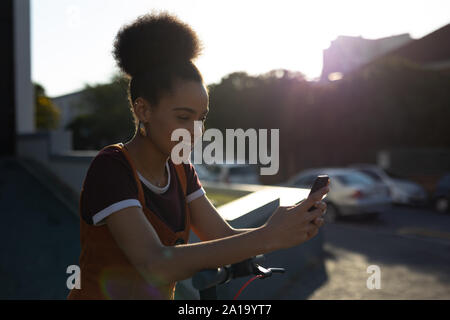 Giovane donna utilizza lo smartphone Foto Stock