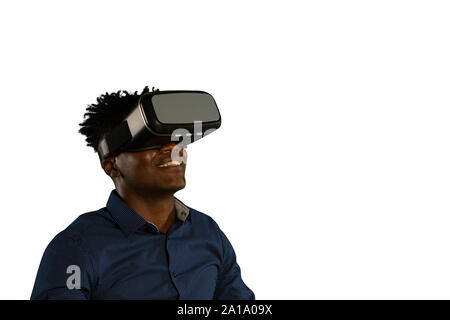 Giovane imprenditore utilizzando un auricolare VR Foto Stock