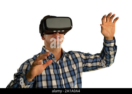 Giovane imprenditore utilizzando un auricolare VR Foto Stock