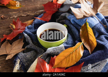 Autunno laici piatta con tazza di caffè Foto Stock