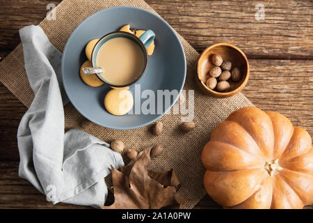 Autunno laici piatta con una bevanda calda e tratta Foto Stock