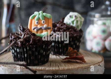 Tortini di cioccolato con crema di cioccolato decorate con Creepy Marshmallow dolci per la festa di Halloween. Cibo di Halloween. Foto Stock