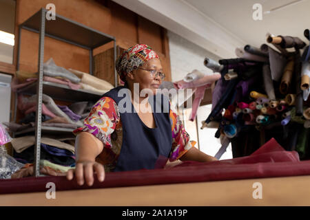 Donna di mezza età che lavora in una fabbrica di hat Foto Stock