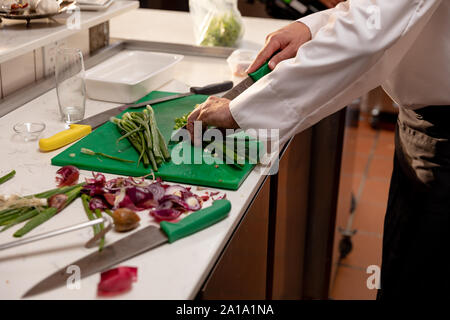 Uomo che lavora nel ristorante cucina, preparazione pulire le piastre di  impostazione su tabelle Foto stock - Alamy