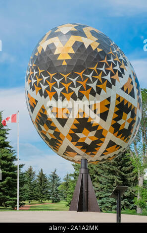 Il Vegreville Alberta Uovo di Pasqua è una gigantesca scultura di un pysanka, un ucraino stile di uovo di Pasqua. Foto Stock