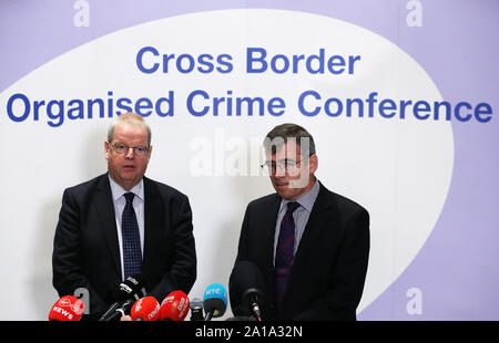 Garda Commissario ha attirato Harris (destra) e CHIEF CONSTABLE DELLA PSNI Simon Byrne parlare con i media durante la conferenza transnazionale in materia di criminalità organizzata presso il Slieve Russell Hotel, Co. Cavan. Foto Stock