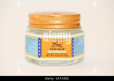 Princeton New Jersey 24 Settembre 2019:Tiger Balm oinment bianco usato per il sollievo di mal di testa, congestione nasale, punture di insetti, prurito e flatulenza - Foto Stock