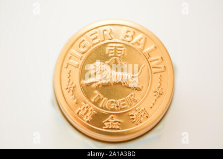 Princeton New Jersey 24 Settembre 2019:Tiger Balm oinment bianco usato per il sollievo di mal di testa, congestione nasale, punture di insetti, prurito e flatulenza - Foto Stock