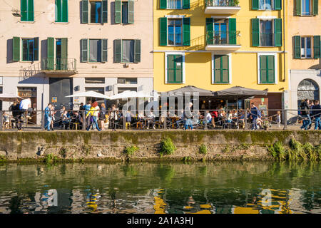 Milano, Italia: vista di case sul Naviglio Grande canal fluviale a Milano al tramonto. Questo quartiere è famoso per i suoi ristoranti e la vita notturna Foto Stock