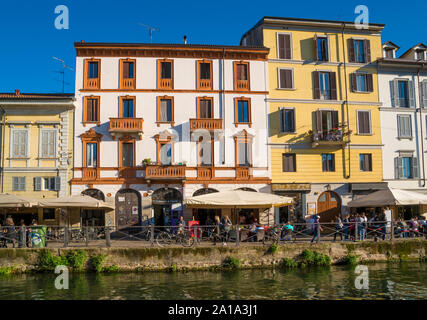 Milano, Italia: vista di case sul Naviglio Grande canal fluviale a Milano al tramonto. Questo quartiere è famoso per i suoi ristoranti e la vita notturna Foto Stock