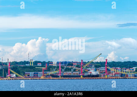 Terminale per container vicino a Manaus, Rio Solimoes, Amazonas, l'Amazzonia, Brasile, dell'America Latina Foto Stock