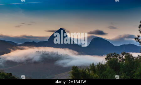 Vista panoramica delle montagne dell'Itaipava Area, Petropolis, Rio de Janeiro, Brasile, in parte coperta di nebbia Foto Stock
