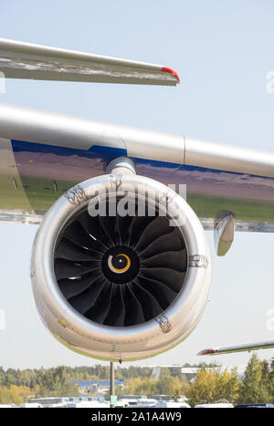 La turbina di un aereo sul parafango del piano. Metà shot Foto Stock