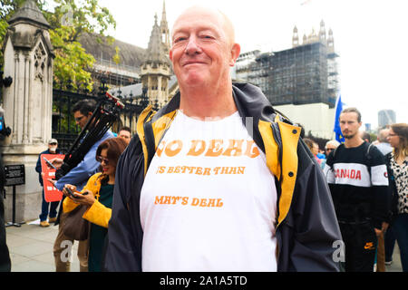 Londra, Regno Unito. Xxv Sep, 2019. Pro e contro manifestanti Brexit raccogliere fuori dai cancelli del Parlamento come politici tornare a sedere nella Camera dei Comuni a seguito della decisione della Corte Suprema . Credito: amer ghazzal/Alamy Live News Foto Stock