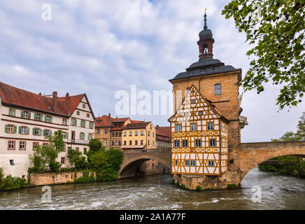 Bamberg cityscape con la medievale Altes Rathaus (antico municipio) e il ponte di pietra sul fiume Regnitz, Baviera, Germania, Europa. Bamberg in uno o Foto Stock