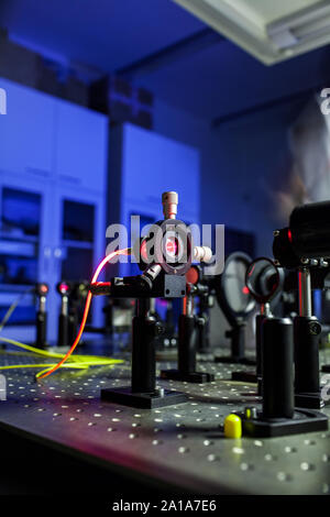 Ottica Quantistica lab installazioni con laser, iridi, appertures - laser riflettere sulla tavola ottica onu laboratorio quantum Foto Stock