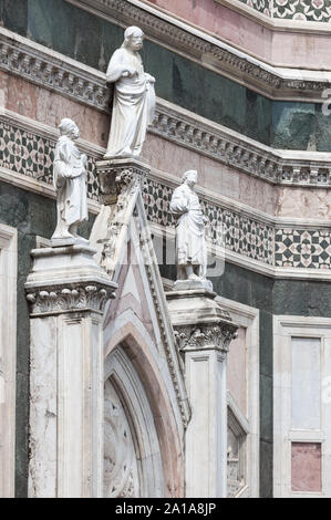 Ingresso est per il Campanile di Giotto torre, Firenze, Italia. "Due profeti e il redentore" sulla parte superiore del timpano al di sopra della porta di ingresso, sono entrambi attr Foto Stock