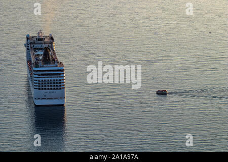 SARANDA, ALBANIA - Giugno 6, 2019: nave da crociera MSC Musica è ancorata nella baia di fronte alla piccola città albanesi. Serata primaverile vista dal castello Foto Stock