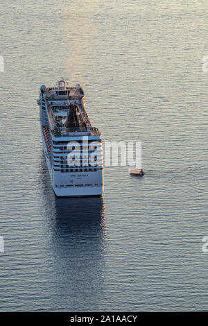 SARANDA, ALBANIA - Giugno 6, 2019: nave da crociera MSC Musica è ancorata nella baia di fronte alla piccola città albanesi. Serata primaverile vista dal castello Foto Stock