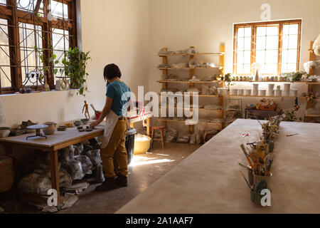 Potter femminile al lavoro in un studio in ceramica Foto Stock