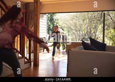 Famiglia godendo il tempo insieme a casa Foto Stock