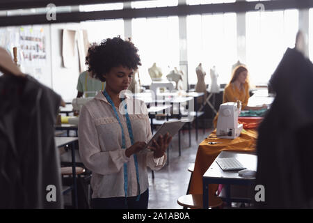 I giovani studenti di lavorare su progetti a un collegio di moda Foto Stock