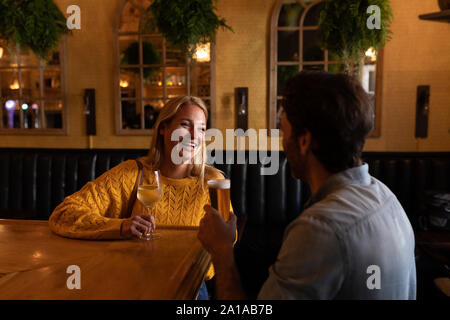 Coppia giovane in un bar Foto Stock