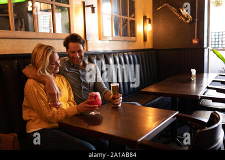 Coppia giovane in un bar Foto Stock