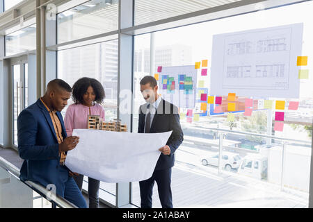 Tre giovani architetti che lavorano insieme Foto Stock