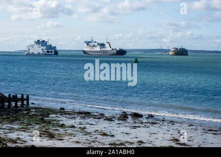 I traghetti passano il forte di Spitbank a Solent, fuori Southsea, Portsmouth Foto Stock