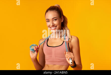 Montare donna Holding Salto con la corda, Studio Shot Foto Stock