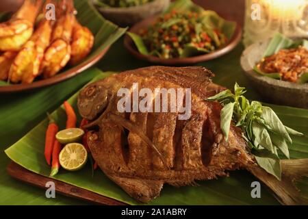 Ikan Bawal Goreng. Indonesiano popolari piatti di pesce piatto di pesce fritto. Foto Stock