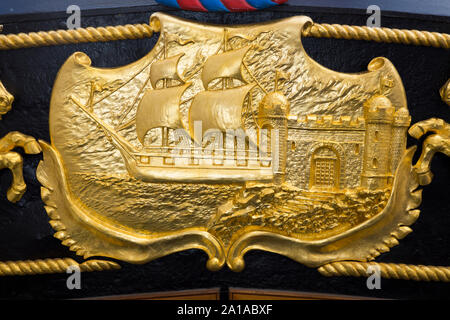 Schermo centrale sezione parte dello stemma della città di Bristol - comprendente la nave, castello e unicorn / unicorns - sulla poppa posteriore / Retro del SS Gran Bretagna, Isambard Kingdom Brunel di ferro della nave nel bacino di carenaggio, Dockyard Museum, Bristol REGNO UNITO Inghilterra (109) Foto Stock